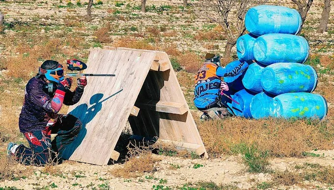 Jugadores de paintball deportivo de Elda y Petrer en acción en campo de Sax Alicante