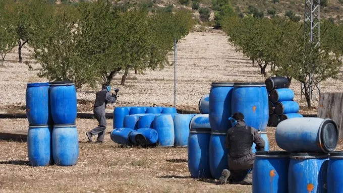 Jugadores de paintball deportivo en campo de Sax Alicante, el deporte de las bolas de pintura