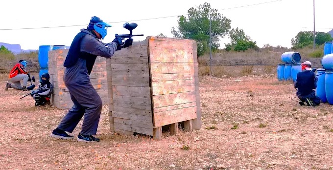 Jugadores de paintball deportivo en acción durante partida grupal en Sax Alicante