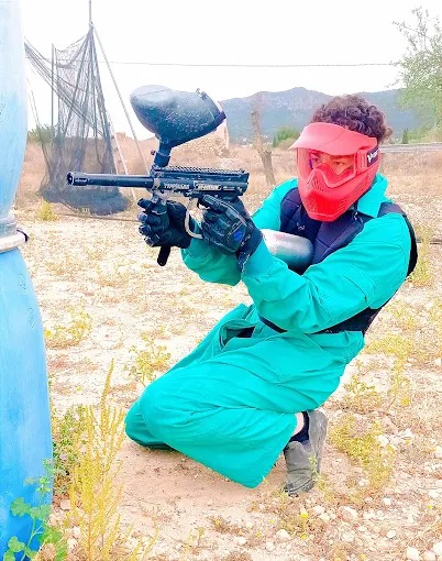 Jugador de paintball con equipamiento de protección completo en campo de Sax Alicante