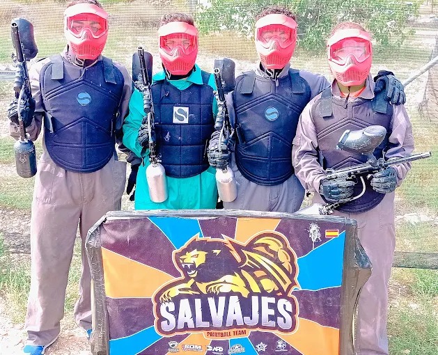Monitores de Sax Paintball Sport supervisando seguridad durante sesión en campo de Alicante
