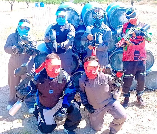 Grupo sorprendiendo a cumpleañero con sesión de paintball en Sax Alicante