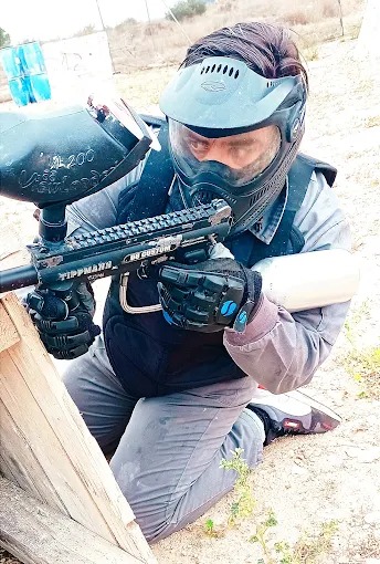 Grupo de jugadores de paintball en despedida de soltero en campo de Sax cerca de Elda