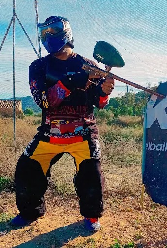 Jugador de paintball deportivo en posición de competición en campo de Sax Alicante